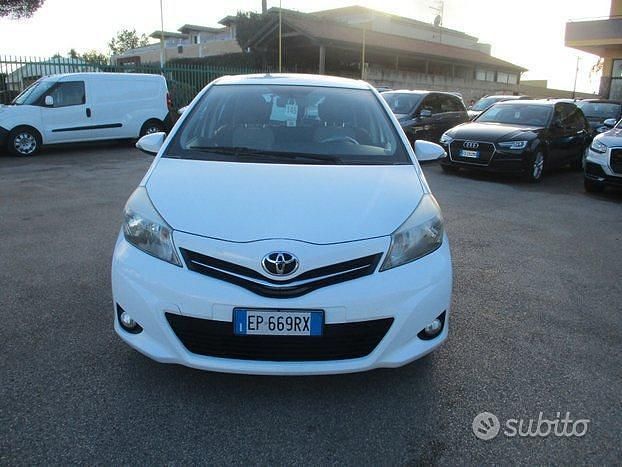 Usata Toyota Yaris 69 CV (50 kW) 2013 Bianco Berlina
