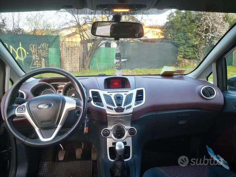 Usata Ford Fiesta Titanium 82 CV (60 kW) 2009 Grigio Utilitaria