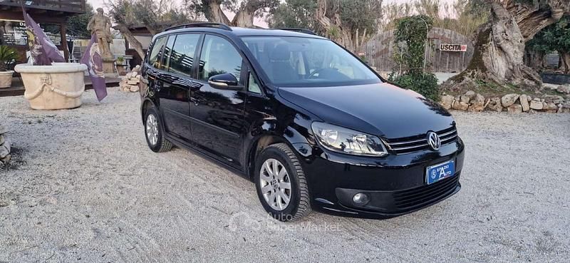 Begagnad VW Touran Comfortline 105 HK (77 kW) 2013 Svart Minibuss