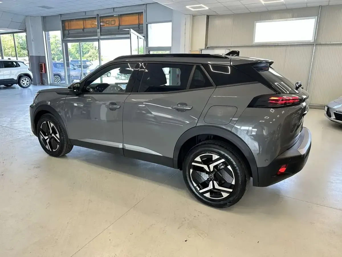 Usata Peugeot 2008 Allure+ 101 CV (74 kW) 2025 Grigio selenium SUV