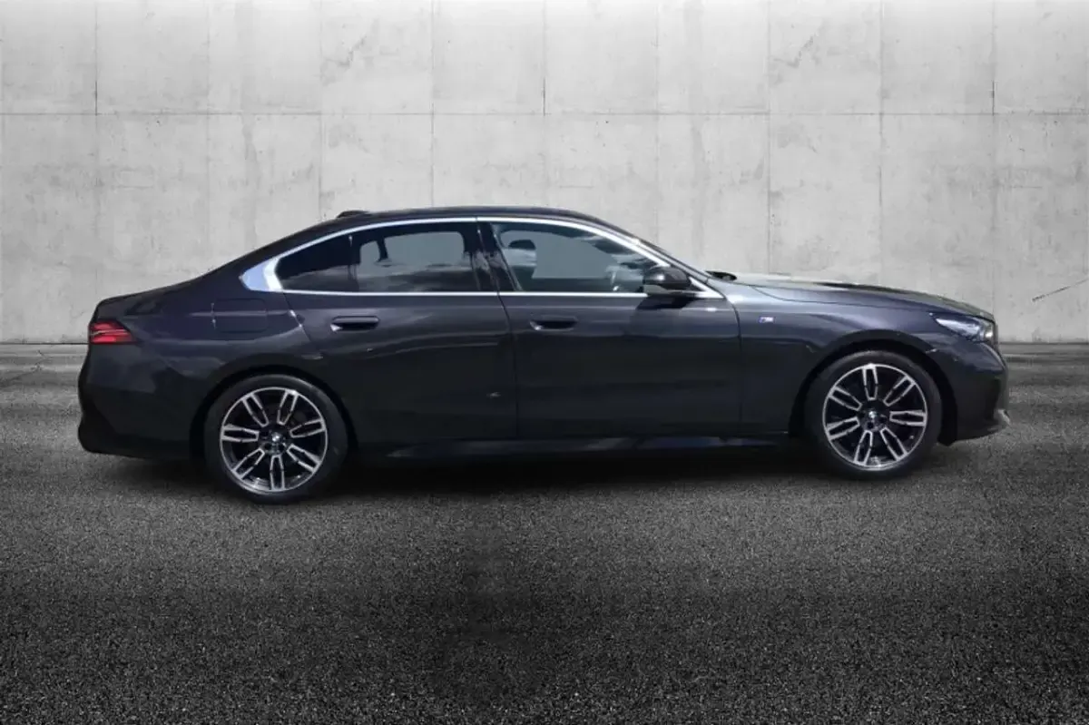 Usata BMW 520 M Sport 197 CV (144 kW) 2024 Grigio SUV