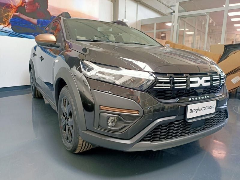 Nero Usata 2024 Dacia Sandero Extreme Due volumi | 17.500 € (Cara) - Immagine 1/4
