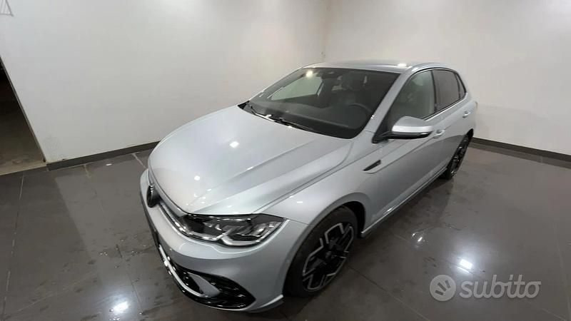 Nuova VW Polo R-line Plus 95 CV (69 kW) 2025 8e8e  reflex silver metallizz Berlina