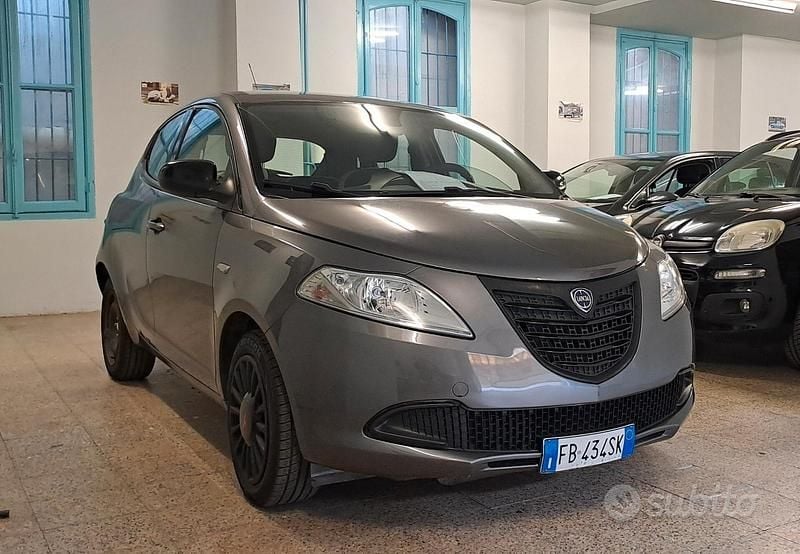 Usata Lancia Ypsilon 69 CV (50 kW) 2015 Grigio Utilitaria