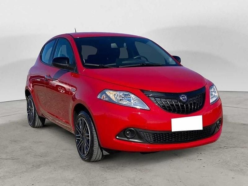 Usata Lancia Ypsilon Silver 70 CV (51 kW) 2023 Rosso Utilitaria