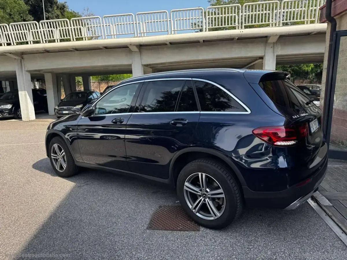 Usata Mercedes GLC300 Business 194 CV (142 kW) 2022 Blu/azzurro SUV