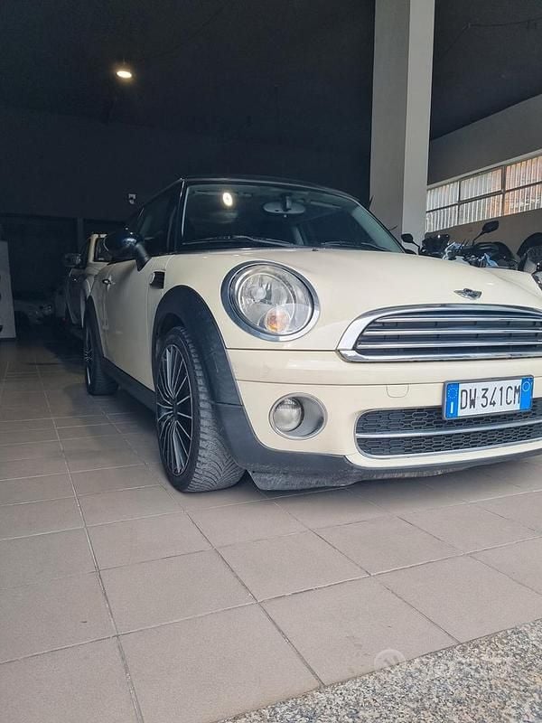 Usata Mini Cooper D 108 CV (79 kW) 2009 Beige Utilitaria