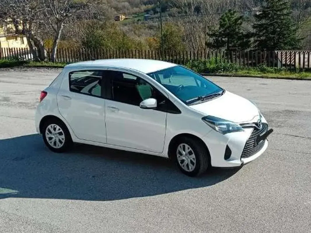 Usata Toyota Yaris Lounge 69 CV (50 kW) 2016 Bianco Berlina