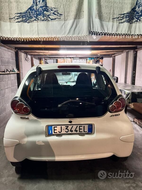 Usata 2011 Toyota Aygo Due volumi | 3800 € (Buon prezzo) - Immagine 1/4