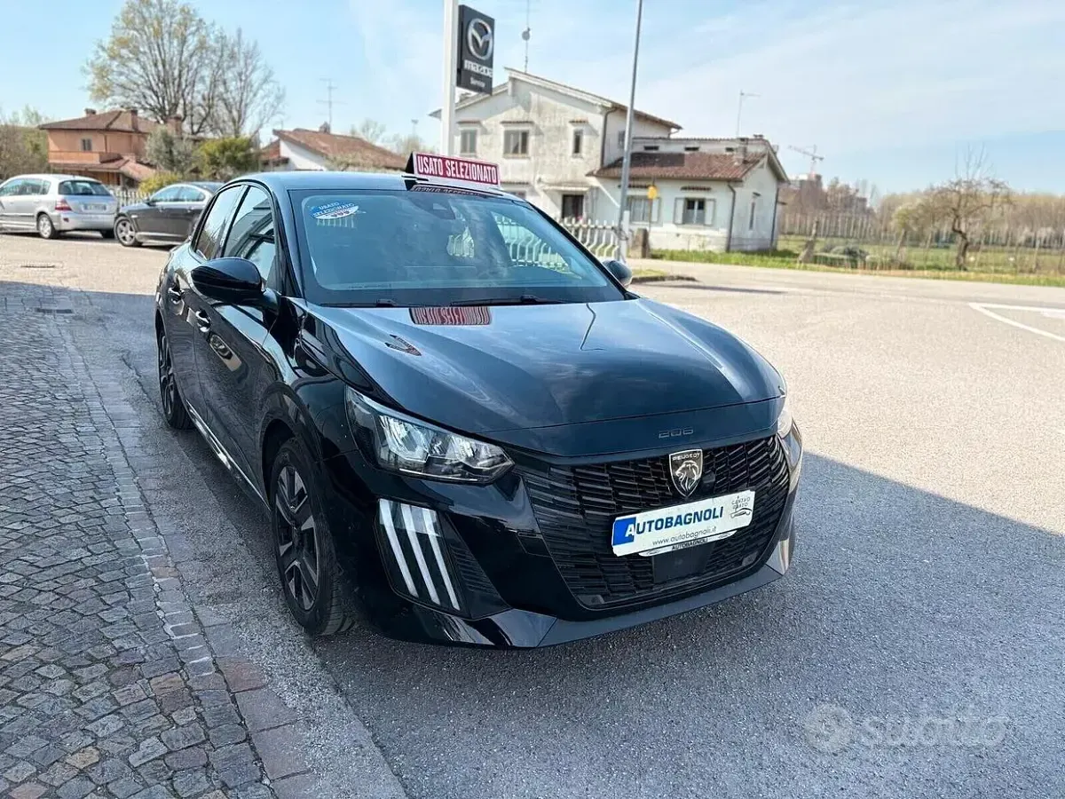 Usata Peugeot 208 Allure 101 CV (74 kW) 2025 Nero Utilitaria