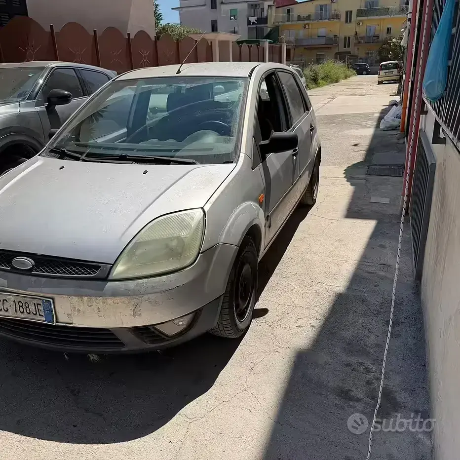 Usata Ford Fiesta 68 CV (50 kW) 2003 Grigio Utilitaria