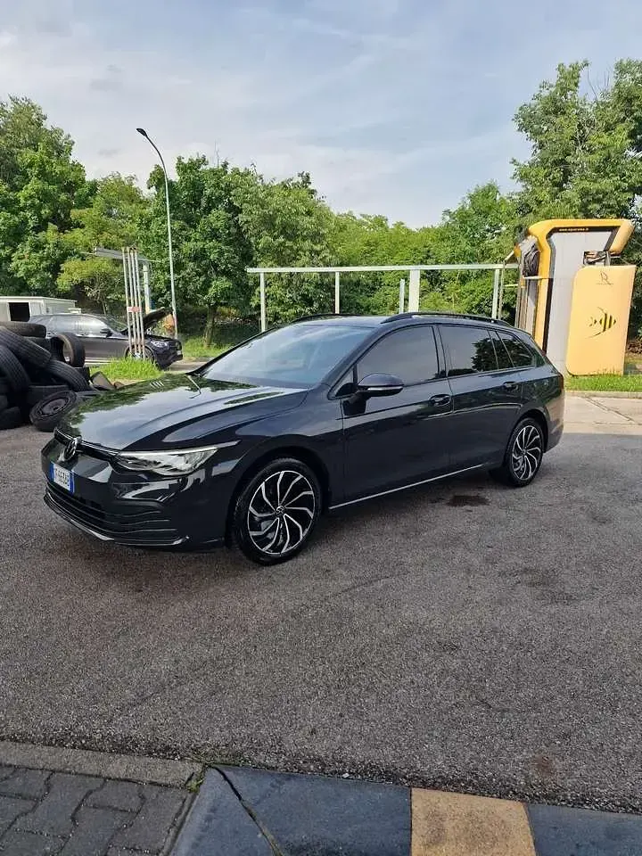 Usata VW Golf VIII Life 131 CV (96 kW) 2021 Grigio Station wagon