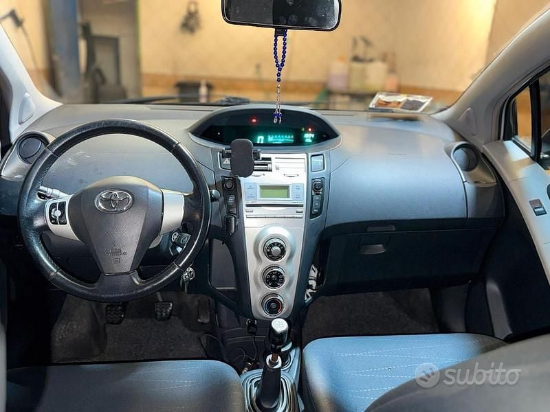 Usata Toyota Yaris 65 CV (47 kW) 2007 Grigio Utilitaria
