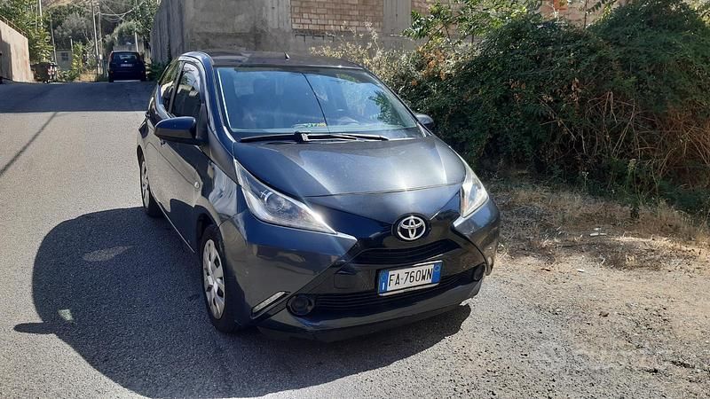 Grigio Usata 2015 Toyota Aygo Due volumi | 9000 € (Buon prezzo) - Immagine 1/4