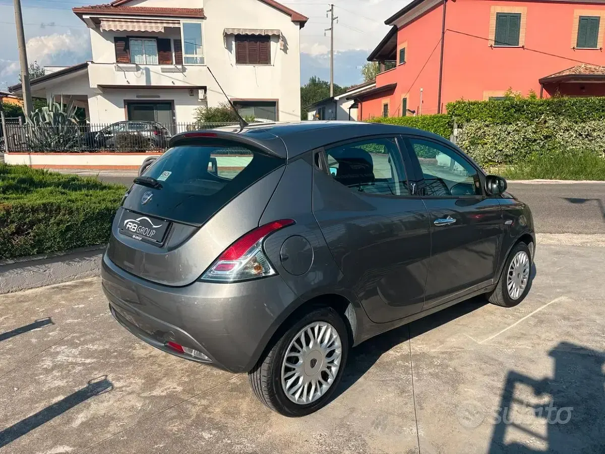 Usata Lancia Ypsilon Silver 69 CV (50 kW) 2016 Grigio Utilitaria