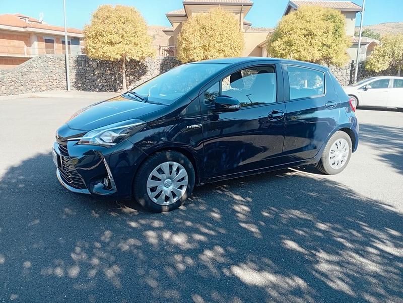 Usata Toyota Yaris Hybrid 73 CV (53 kW) 2019 Blu Berlina