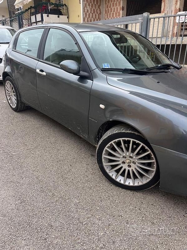 Usata Alfa Romeo 147 116 CV (85 kW) 2003 Grigio Utilitaria