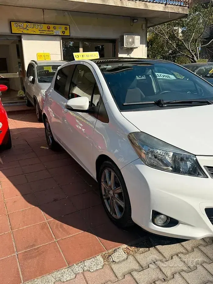 Usata Toyota Yaris Lounge 90 CV (66 kW) 2012 Bianco Utilitaria