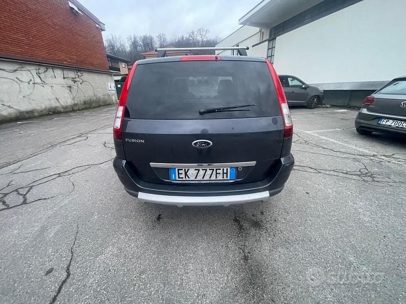 Usata Ford Fusion 80 CV (58 kW) 2011 Grigio Utilitaria