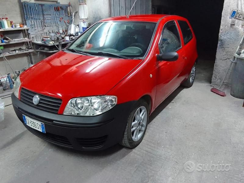 Rosso Usata 2005 Fiat Punto Tre volumi | 1500 € (Ottimo prezzo) - Immagine 1/3