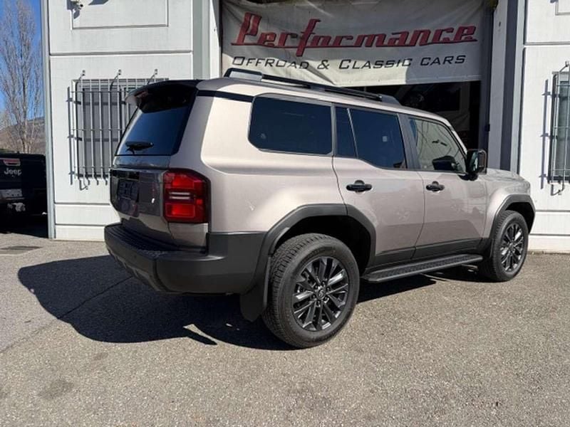 Nuova Toyota Land Cruiser 205 CV (150 kW) 2026 Avangarde bronze SUV