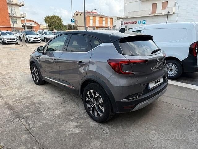 Usata Renault Captur Techno 91 CV (66 kW) 2023 Grigio SUV