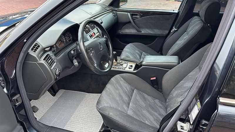 Usata Mercedes E220 Avantgarde 105 CV (77 kW) 1998 Berlina