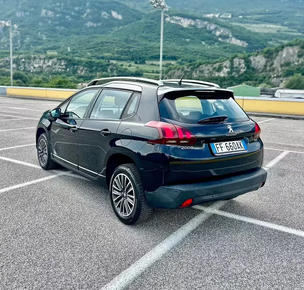 Usata Peugeot 2008 Active 75 CV (55 kW) 2016 Nero SUV