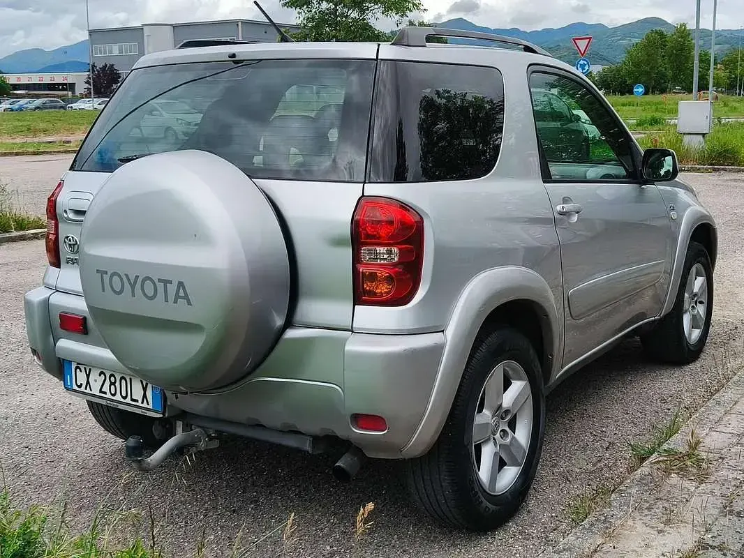 Usata Toyota RAV4 Sol 116 CV (85 kW) 2005 Argento SUV