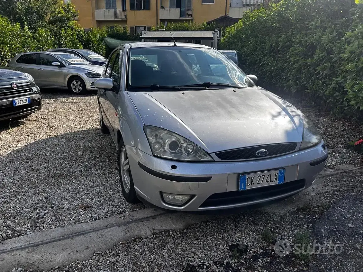 Usata Ford Focus Ghia 116 CV (85 kW) 2004 Grigio Berlina