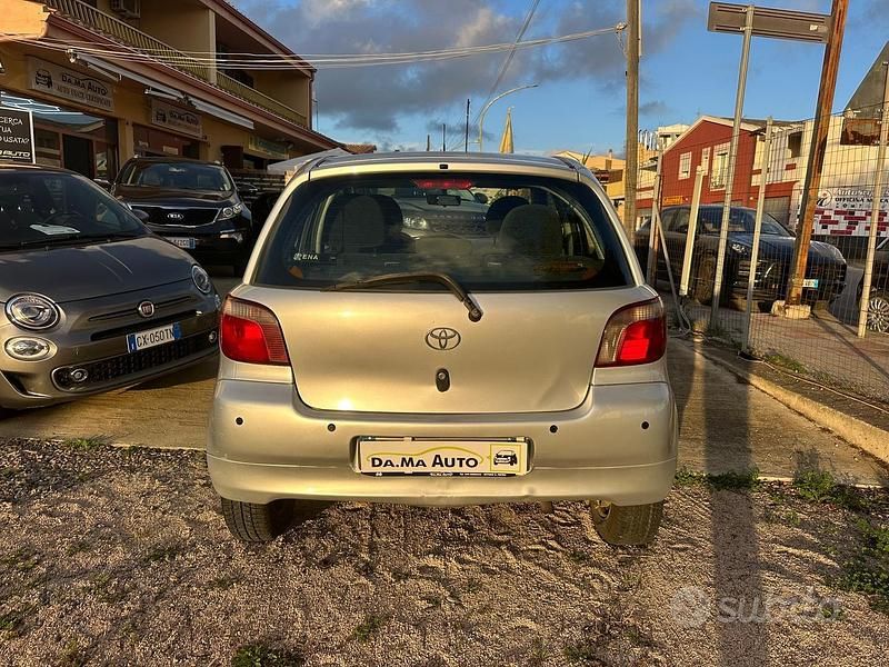 Usata Toyota Yaris Sol 67 CV (49 kW) 2002 Grigio Berlina