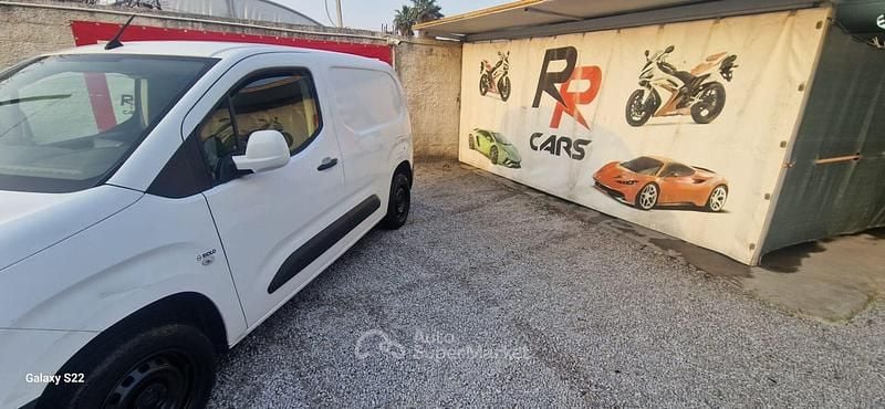 Usata Opel Combo Edition 102 CV (75 kW) 2021 Bianco Monovolume