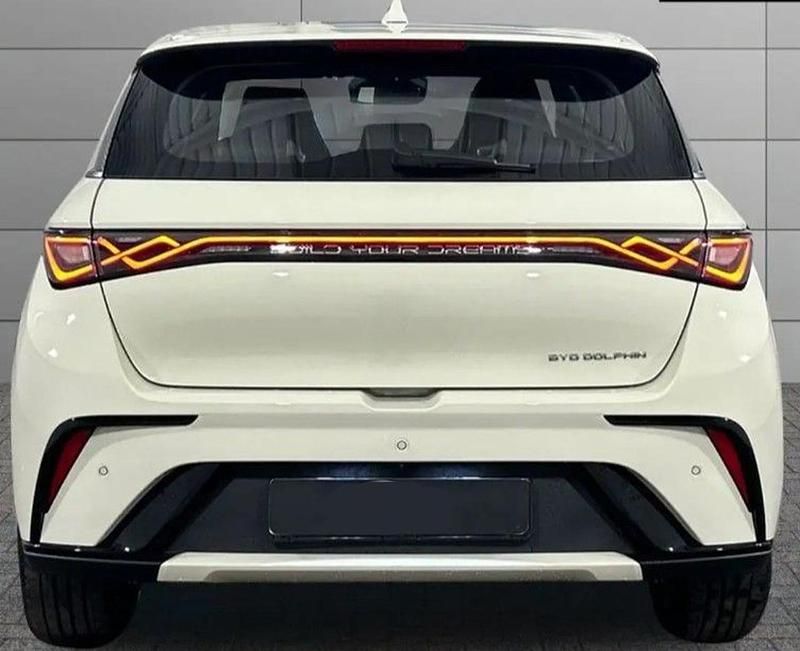 Nuova BYD Dolphin Design 150 kW (204 CV) 2026 Cream white Utilitaria