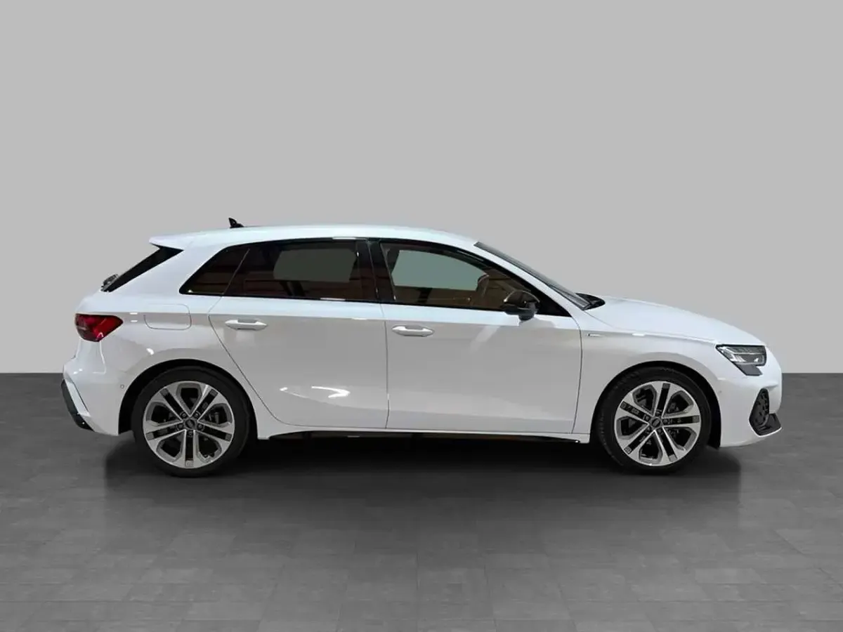 Usata Audi A3 S-Line 150 CV (110 kW) 2025 Bianco ghiacciaio metallizzato Berlina