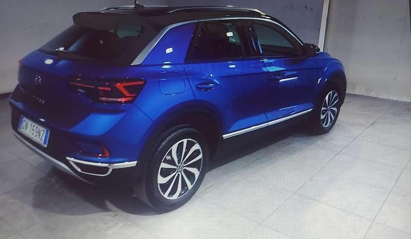 Usata VW T-Roc R-line 116 CV (85 kW) 2023 Blu/azzurro SUV