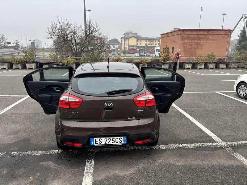 Usata Kia Rio Active 75 CV (55 kW) 2013 Marrone Berlina