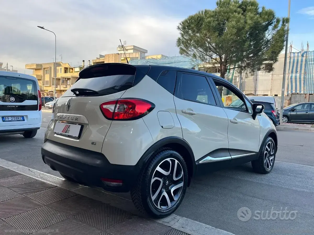 Usado Renault Captur Iconic 90 CV (66 kW) 2016 Beige SUV
