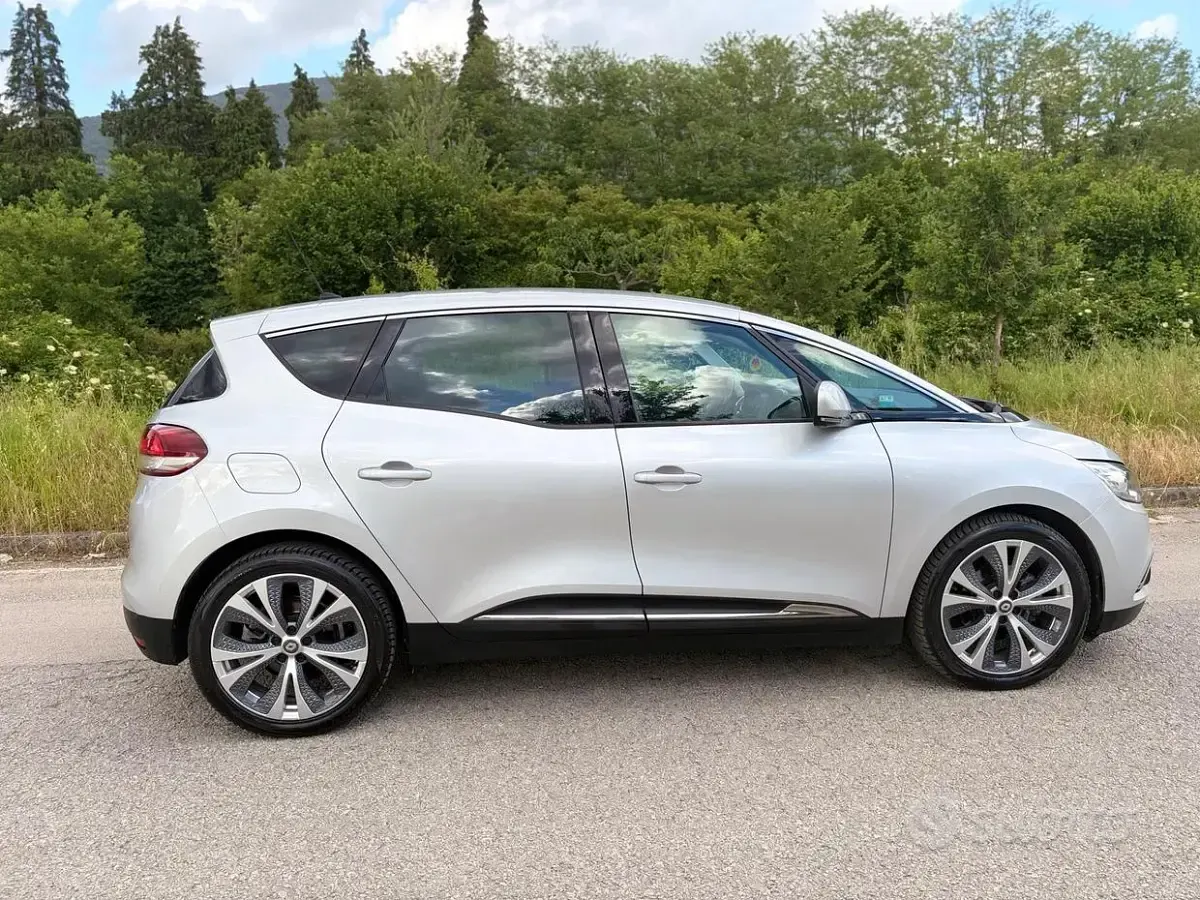 Usata Renault Scénic III Zen 110 CV (80 kW) 2017 Grigio Monovolume