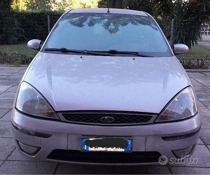 Begagnad Ford Focus Ghia 116 HK (85 kW) 2003 Grå Sedan