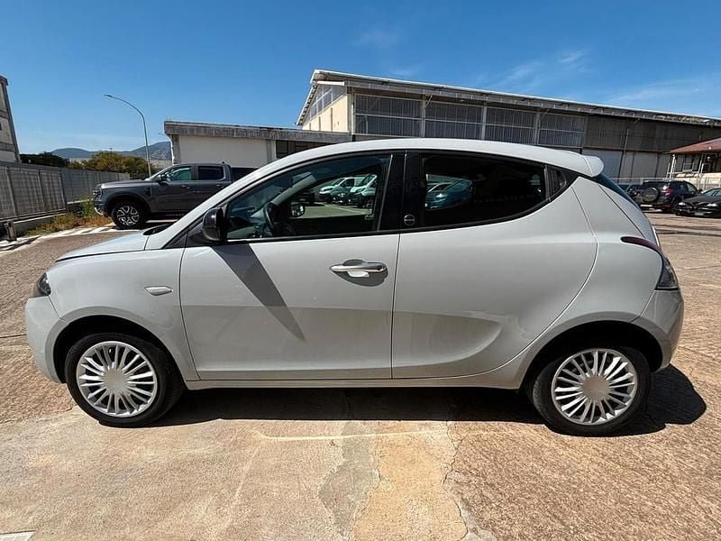 Usata Lancia Ypsilon Silver 69 CV (50 kW) 2021 Argento Utilitaria