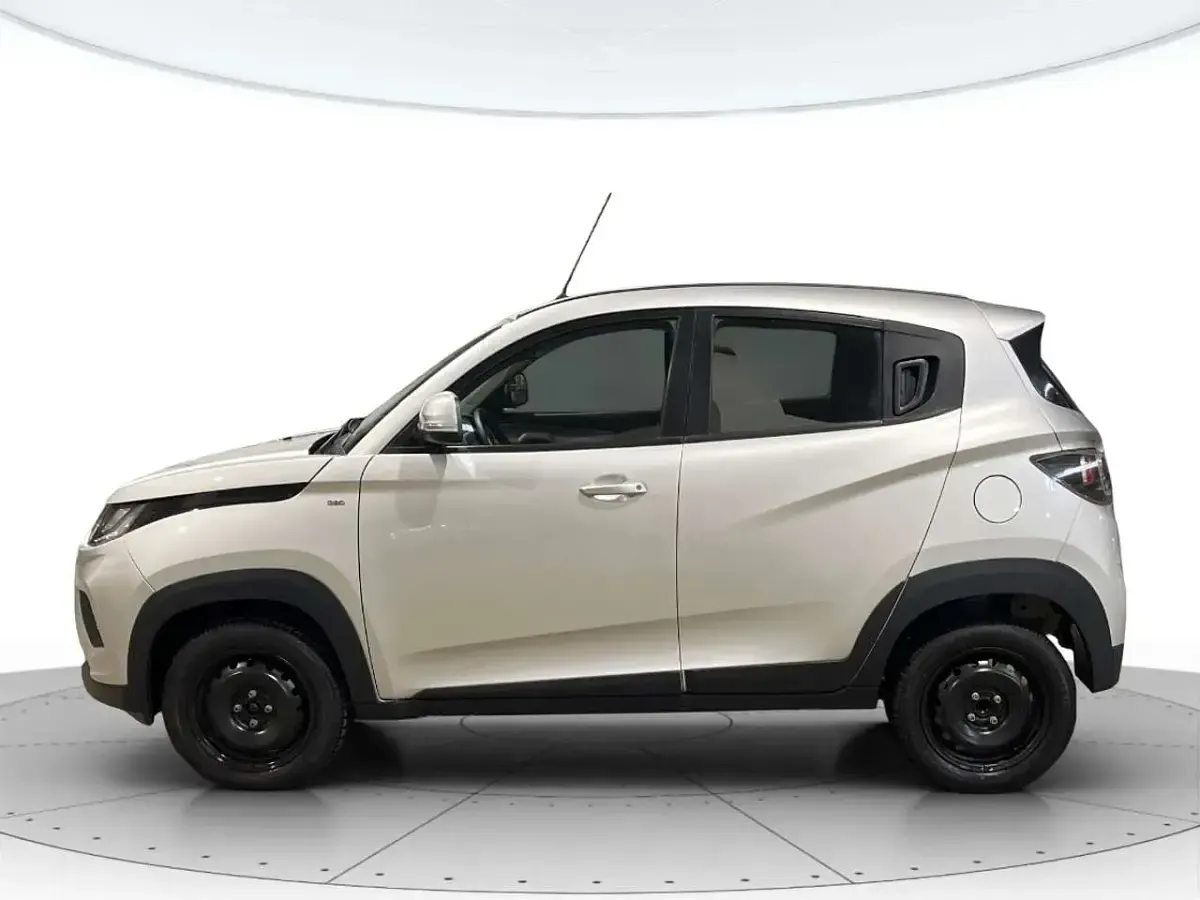 Usata Mahindra KUV100 87 CV (63 kW) 2025 Grigio argento SUV