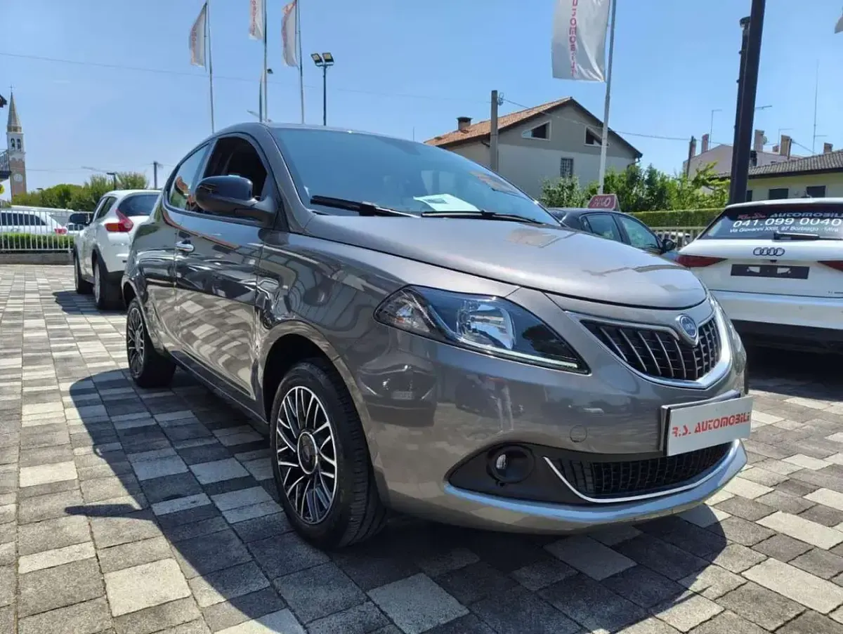 Usata Lancia Ypsilon S 69 CV (50 kW) 2024 Grigio scuro Utilitaria