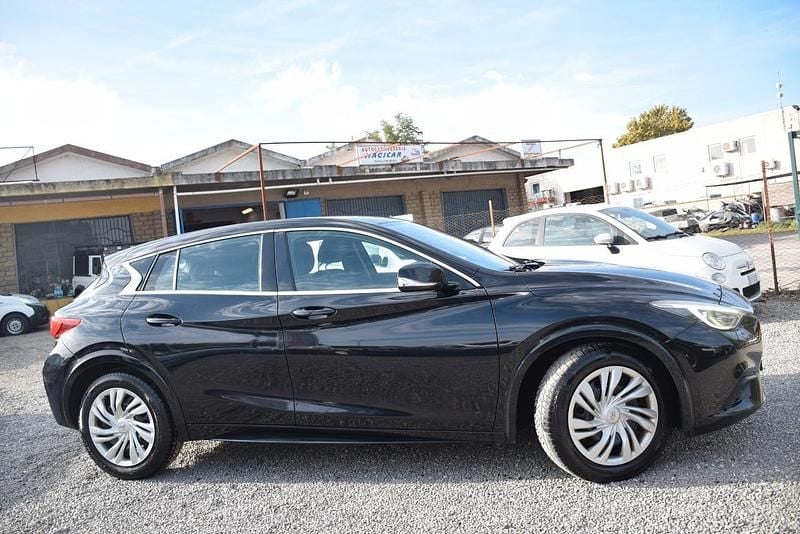 Usata Infiniti Q30 Business Executive 110 CV (80 kW) 2018 Nero SUV