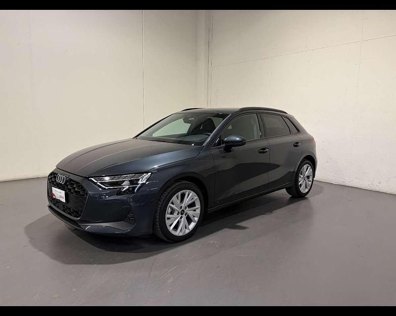 Usata Audi A3 Business 116 CV (85 kW) 2025 Grigio manhattan metallizzato Berlina