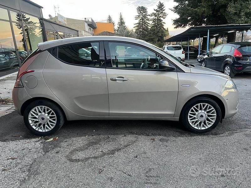 Begagnad Lancia Ypsilon Gold 69 HK (50 kW) 2014 Brun Halvkombi