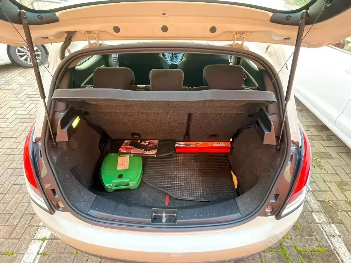 Usata Lancia Ypsilon 60 CV (44 kW) 2015 Bianco Utilitaria