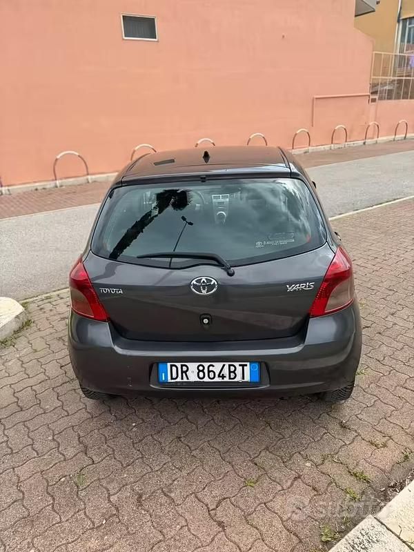 Usata Toyota Yaris 90 CV (66 kW) 2008 Grigio Utilitaria