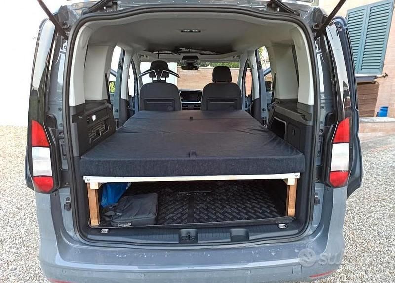 Usata Ford Tourneo 122 CV (89 kW) 2024 Grigio Monovolume