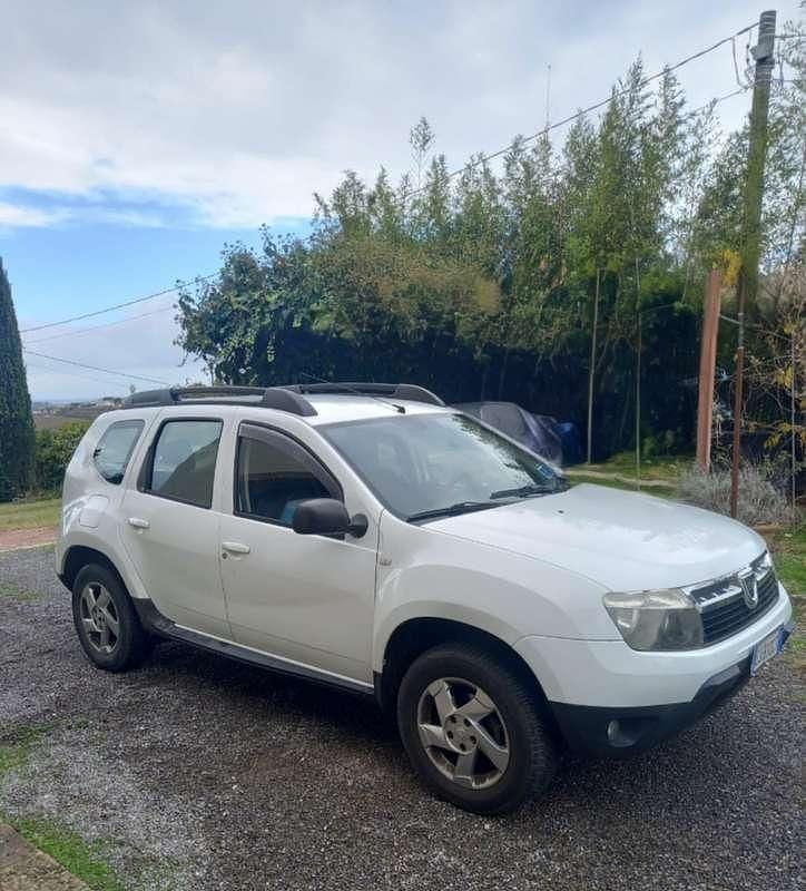 Bianco Usata 2011 Dacia Duster Lauréate Station wagon | 6500 € (Buon prezzo) - Immagine 1/4