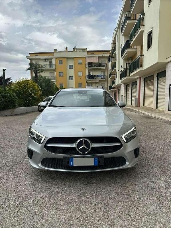 Usata Mercedes A180 Business 116 CV (85 kW) 2020 Argento Berlina